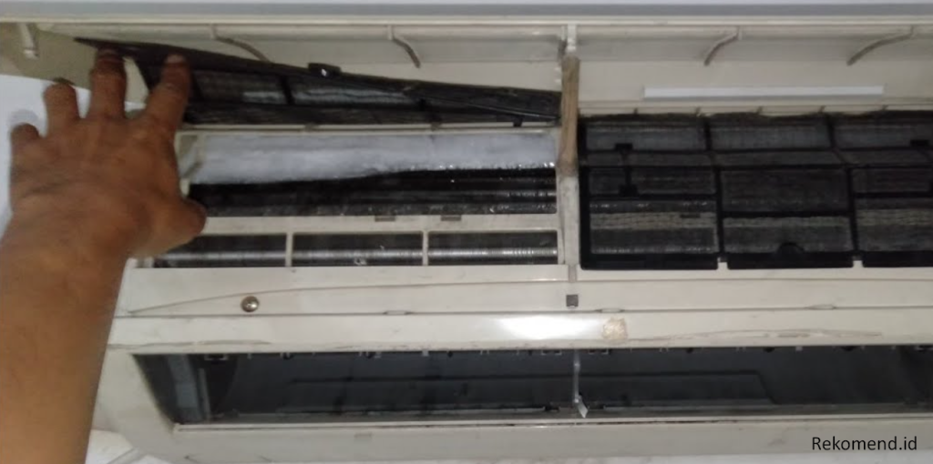 Penyebab Indoor AC Keluar Bunga Es dan Cara Mengatasinya